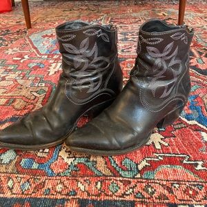Frye Western Ankle Zip Up Boot size 9